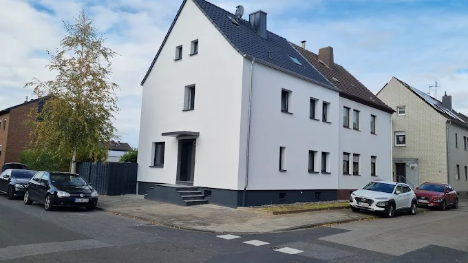 Wohnhaus in Düren mit neuen Fenstern und Türen nach der Sanierung