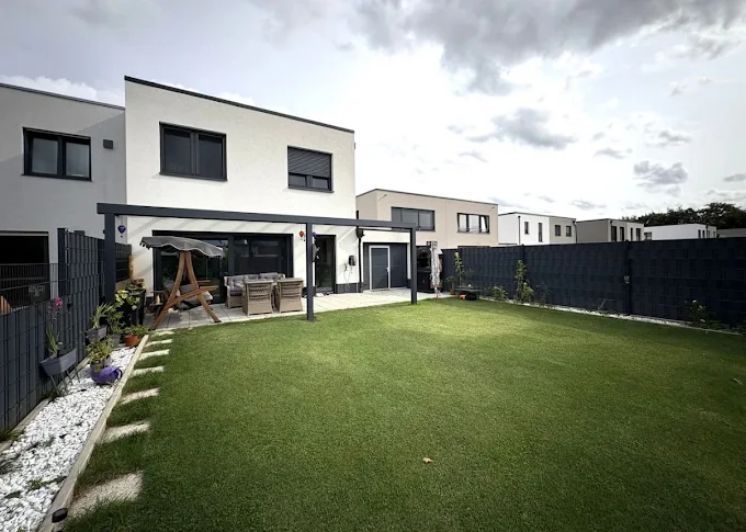 Neubau-Einfamilienhaus in Eschweiler mit Schiebetür und Fenstern, Blick vom Garten