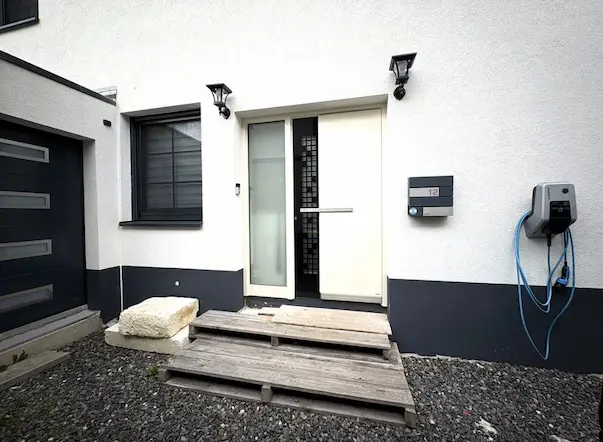 Neue Haustür und Fenster an einem Neubau in Eschweiler mit Garagentor