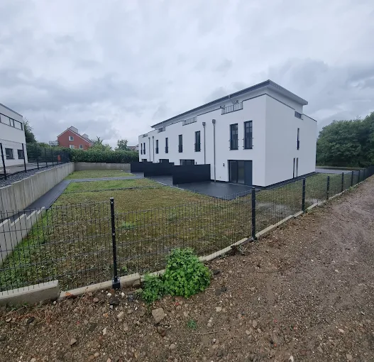 Neubau von 4 Reihenhäusern in Löhne mit Fenstern und Türen von NRG Bauelemente