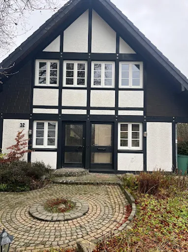 Neue weiße Fenster an einem Fachwerkhaus in Monschau von NRG Bauelemente