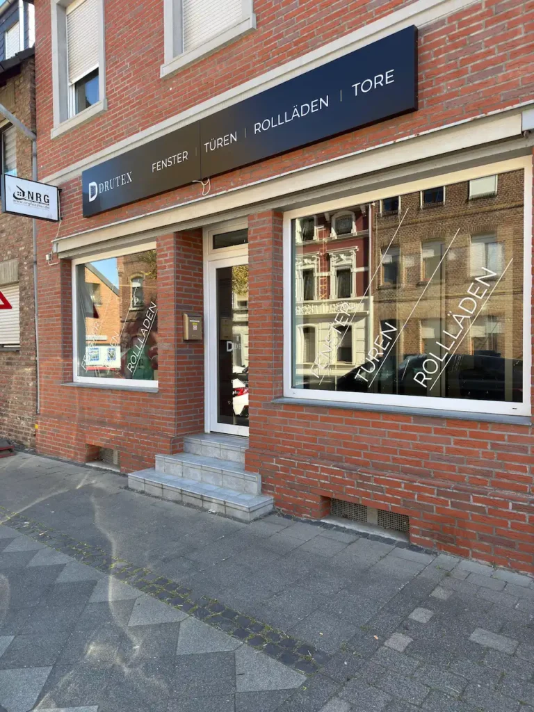 Das Ladenlokal von NRG Bauelemente in Eschweiler – Büro und Fensterausstellung